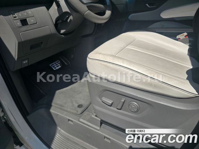 Hyundai Staria 4WD Lounge 7-Seater 2025